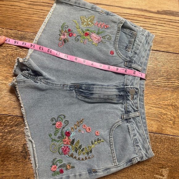 ROMWE Blue Jean Shorts with Floral Embroidery - Picture 6 of 6
